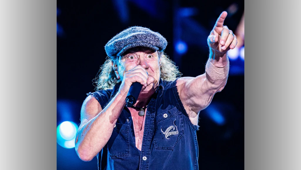 Brian Johnson escapa de ser atingido por bala de canhão durante show do AC/DC
