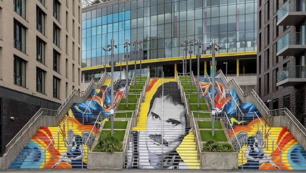 Freddie Mercury ganha mural gigante em Wembley para celebrar seu aniversário de 80 anos