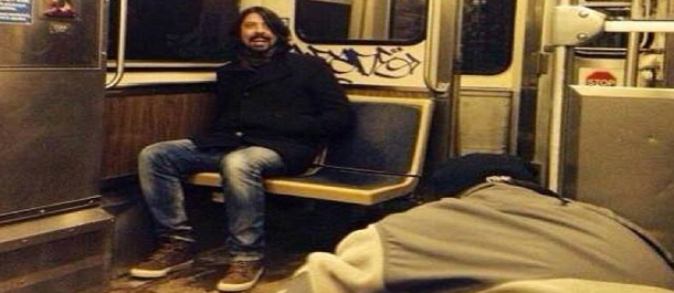 Dave Grohl é flagrado andando de metrô