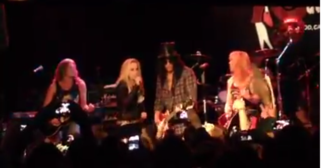 Veja Slash tocando “Cherry Bomb” ao lado de duas ex-Runaways