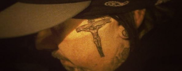 Baixista do Korn faz tattoo de cristo no rosto