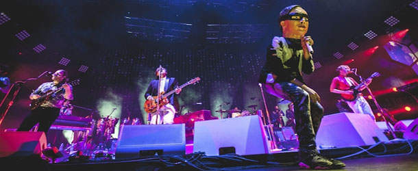 Julian Casablancas invade show do Arcade Fire na Argentina