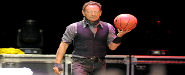 Veja Bruce Springsteen tocando Jump do Van Halen
