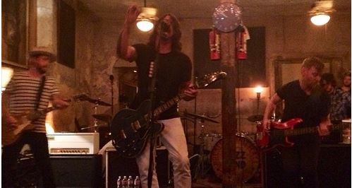 Foo Fighters faz show surpresa em Nova Orleans