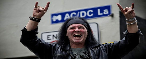 Vocalista original do AC/DC vem ao Brasil