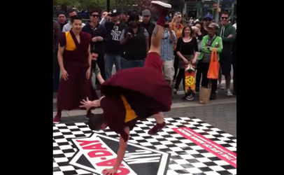Monges dançam ao som dos Beastie Boys