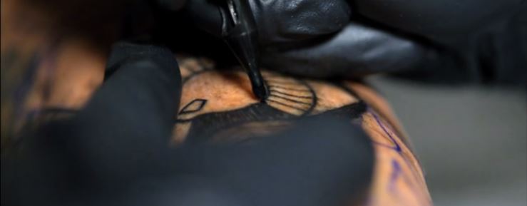 Veja vídeo em câmera lenta de uma tatuagem sendo feita