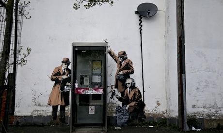 Banksy assume autoria de grafite em muro inglês