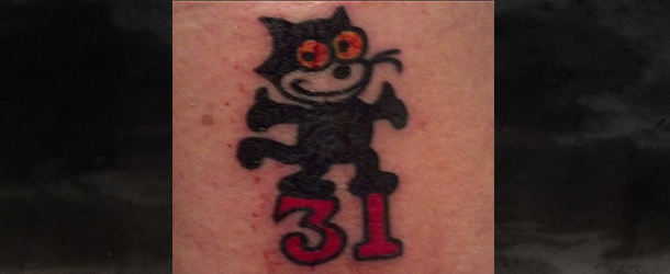 Guitarrista do Offspring faz tatuagem do Gato Félix