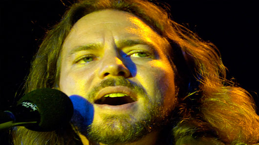 Eddie Vedder acerta terceira data de show solo em São Paulo, diz jornal