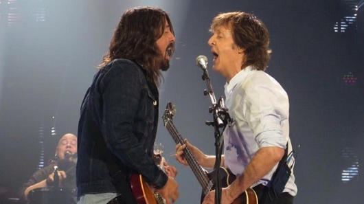 Foo Fighters entra para Hall da Fama do Rock tocando “Get Back” com Paul McCartney