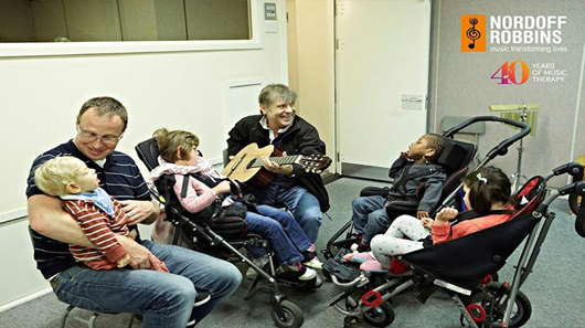 Bruce Dickinson participa de terapia musical com crianças