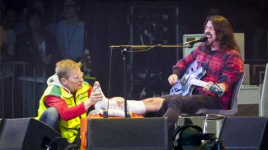 Foo Fighters: banda revela Raio-X da perna quebrada de Dave Grohl