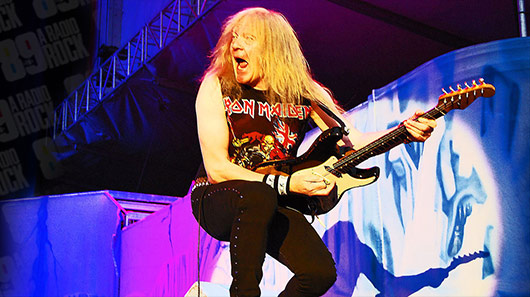 De forma acidental, Janick Gers, do Iron Maiden, joga guitarra sobre plateia