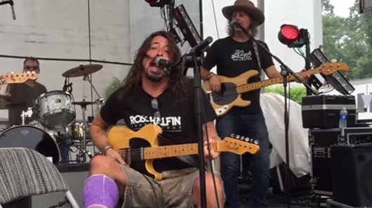 Dave Grohl faz cover com membros do Pearl Jam e Blind Melon