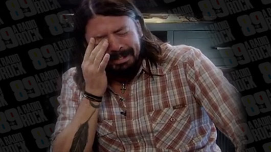 Faltou gogó: Dave Grohl perde a voz e Foo Fighters adia shows