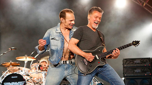 Veja Van Halen tocando sons raros em performance ao vivo