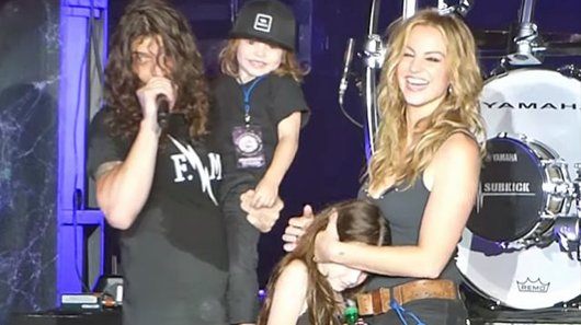 Baixista do Whitesnake pede atriz de Sons Of Anarchy em casamento no palco