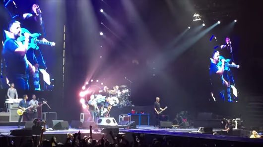 Foo Fighters convida fã ao palco para tocar “Tom Sawyer”, do Rush