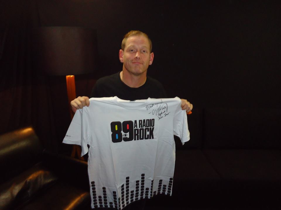 Corey Taylor recebendo uma camiseta da 89
