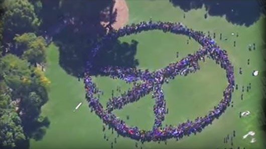 Símbolo da paz humano celebra aniversário de John Lennon