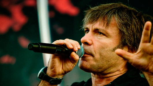 Bruce Dickinson descarta aposentadoria do Iron Maiden e prevê “morte no palco”