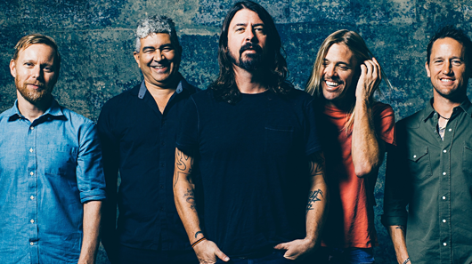 Foo Fighters: cortina cai por cima de Dave Grohl durante show
