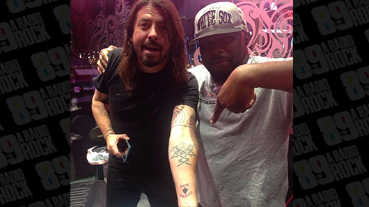 Dave Grohl faz tatuagem em homenagem ao mestre Lemmy