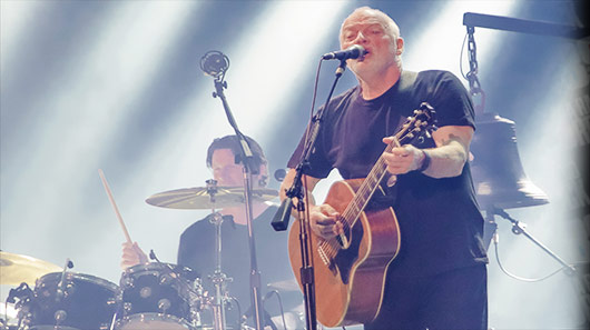 David Gilmour, do Pink Floyd, toca ao violão clássico de Cat Stevens