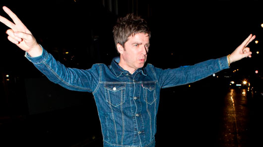 Noel Gallagher faz set acústico com sons do Oasis