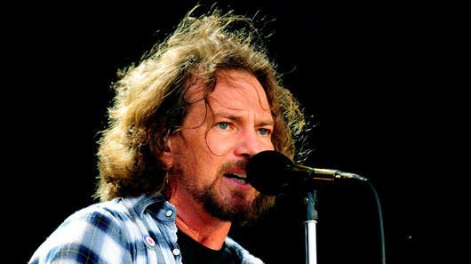 Vídeos: Eddie Vedder toca clássicos de Rolling Stones, Bruce Springsteen e The Who