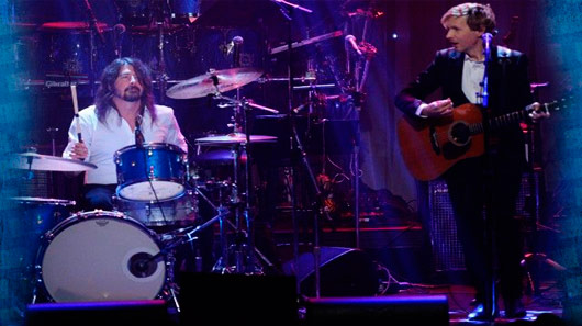 Remanescentes do Nirvana fazem, ao lado do cantor Beck, tributo a David Bowie