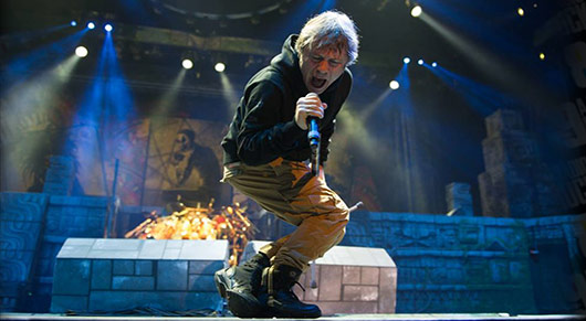 Bruce Dickinson repreende fãs por fumarem maconha durante show do Iron Maiden