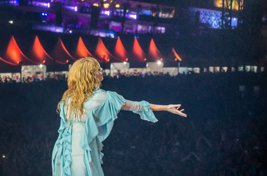 Show de Florence + The Machine é marcado por pedido de casamento no palco