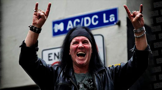 Dave Evans, 1º vocalista do AC/DC, mostra boa forma ao cantar clássico da banda