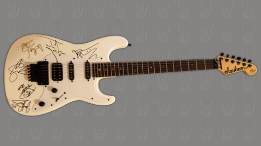 Iron Maiden autografa guitarra para ajudar hospital