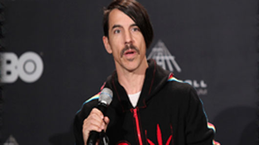 Anthony Kiedis confirma show do Red Hot Chili Peppers neste sábado