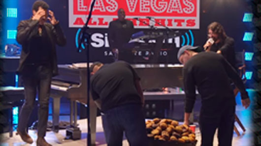 Dave Grohl surpreende Lionel Richie com enorme cesta de muffin
