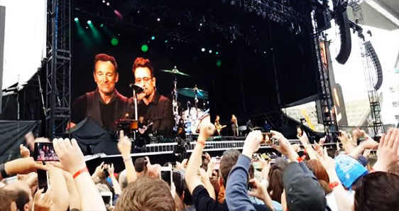 Bruce Springsteen e Bono cantam juntos na Irlanda