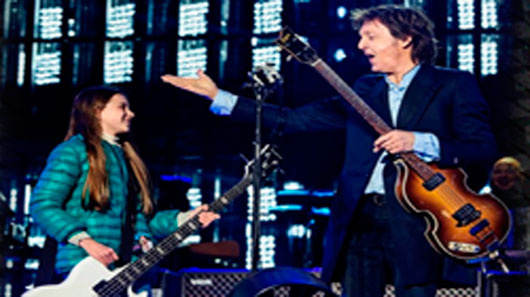 Paul McCartney  toca baixo com fã de 10 anos na Argentina