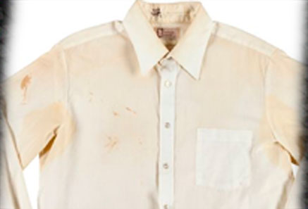 Camisa manchada com sangue de John Lennon é arrematada em leilão por cerca de 138 mil reais