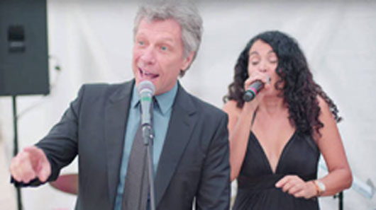 Jon Bon Jovi canta “Livin’ on a Prayer” em festa de casamento