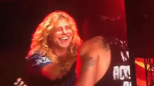 Guns N’ Roses recebe o ex-baterista Steven Adler no palco