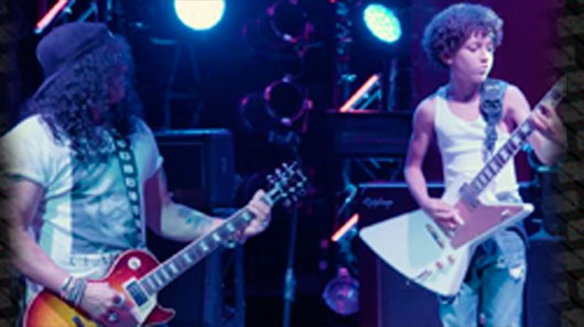 Slash toca com jovens do musical “Escola de Rock”