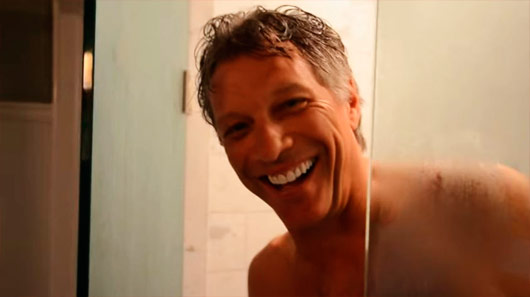 Jon Bon Jovi divulga vídeo tomando banho para promover novo single