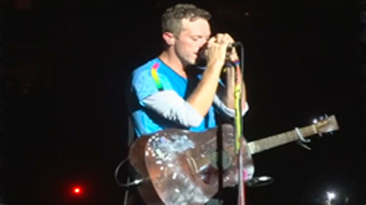 Coldplay toca “Everglow” em tributo a Taylor Hawkins