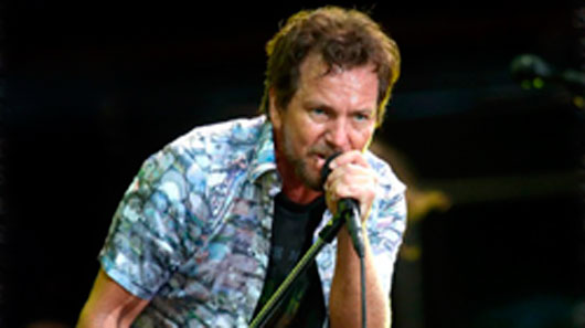 Eddie Vedder expulsa fã de show do Pearl Jam
