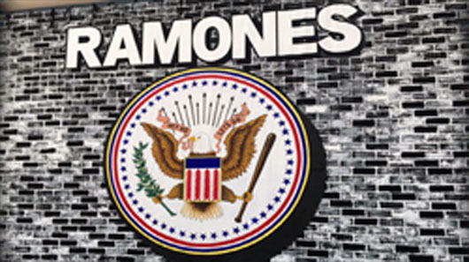 89 visita exposição sobre os Ramones em NY