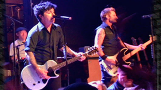 Green Day mostra novidades e faixas raras em show no Rough Trade