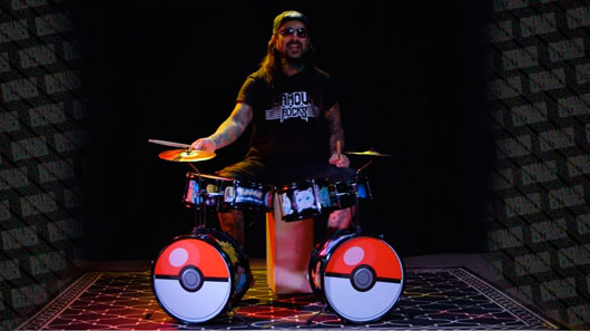 Vídeo: Mike Portnoy toca na bateria do Pokémon